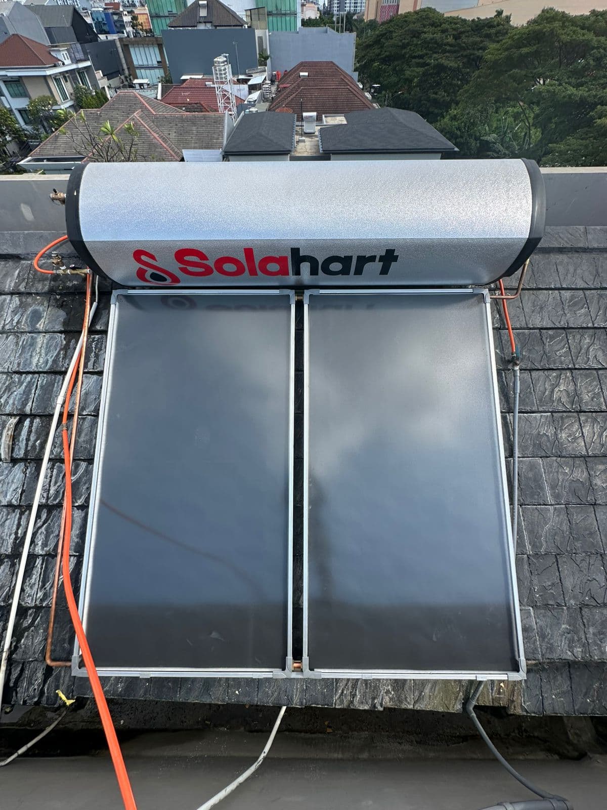 Instalasi solar water heater di atap rumah